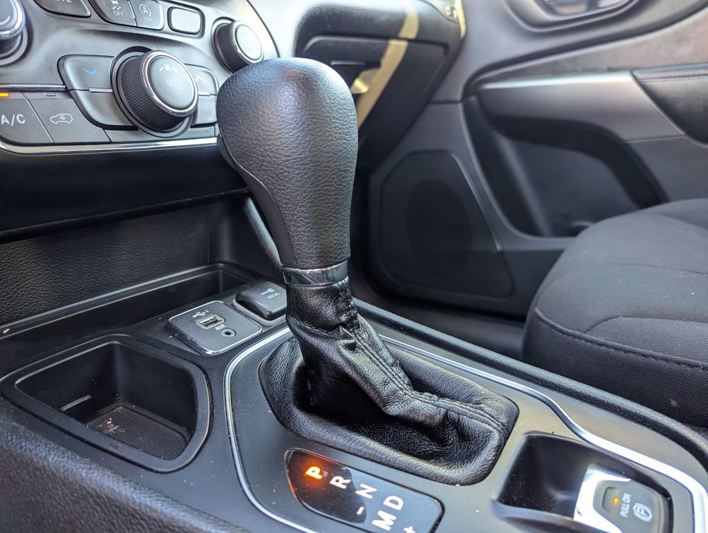 Used 2019 Jeep Cherokee Latitude w/ Popular Appearance Group FWD image 17