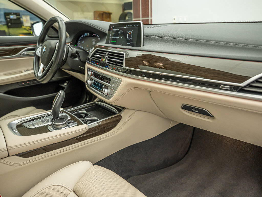 Used 2022 BMW 750i xDrive AWD/4WD image 46