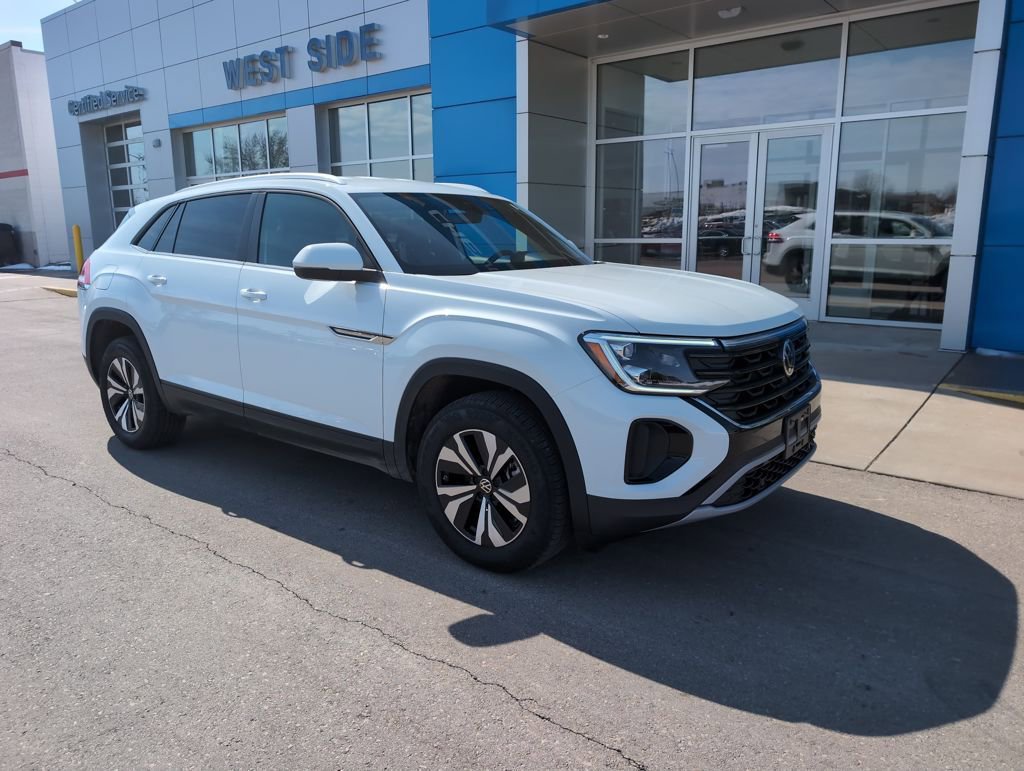 Used 2025 Volkswagen Atlas Cross Sport SE image 2