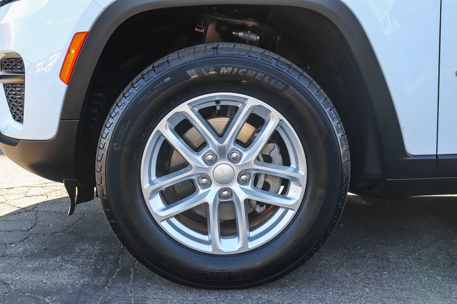 Used 2025 Jeep Grand Cherokee Laredo X RWD image 10