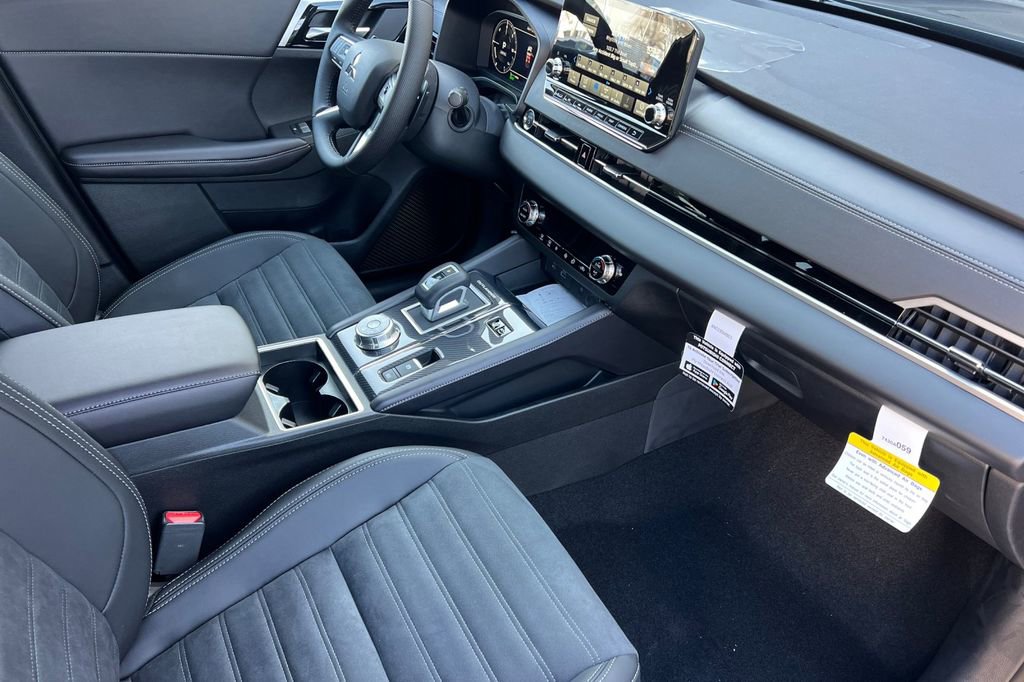 New 2025 Mitsubishi Outlander SE image 17