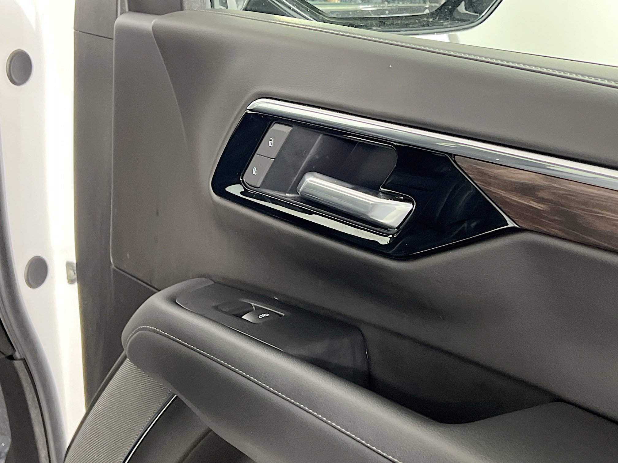 Used 2025 Chevrolet Suburban Z71 image 32