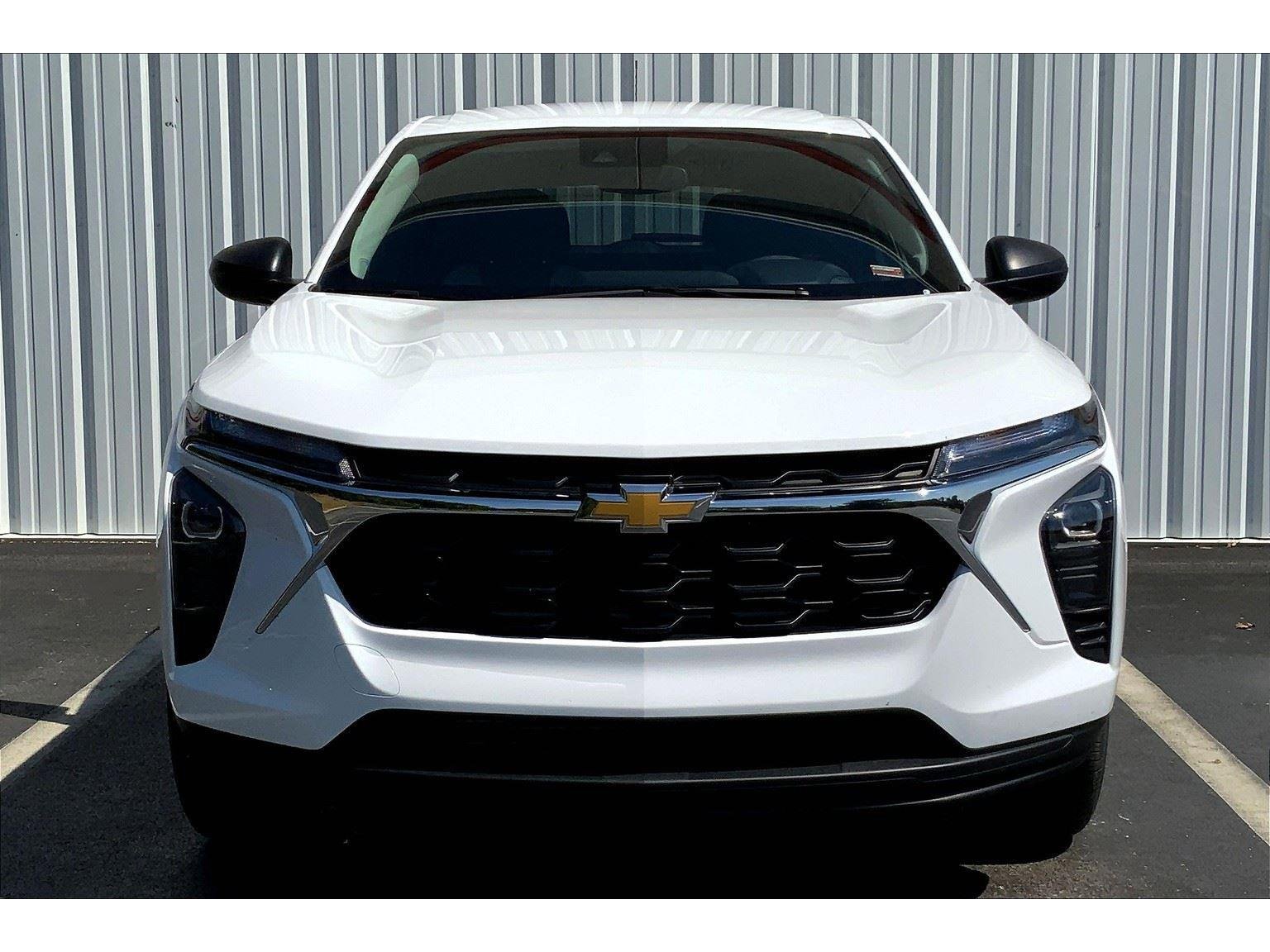 Used 2025 Chevrolet Trax LS image 3