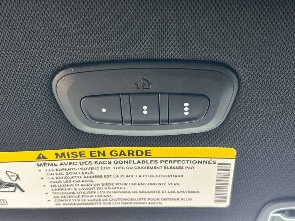 Used 2025 Chrysler Pacifica Select image 31