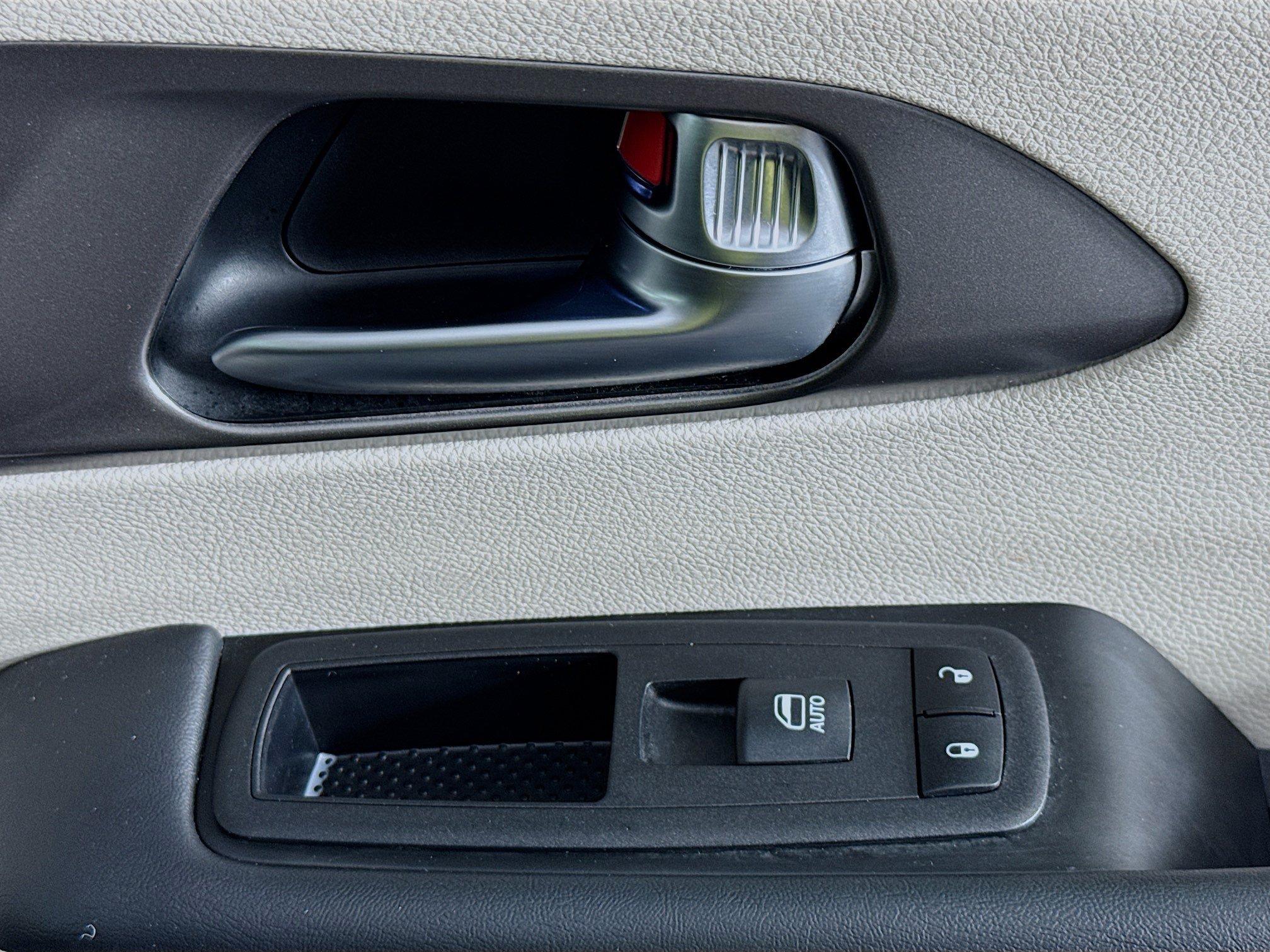 Used 2024 Chrysler Pacifica Touring-L FWD image 30