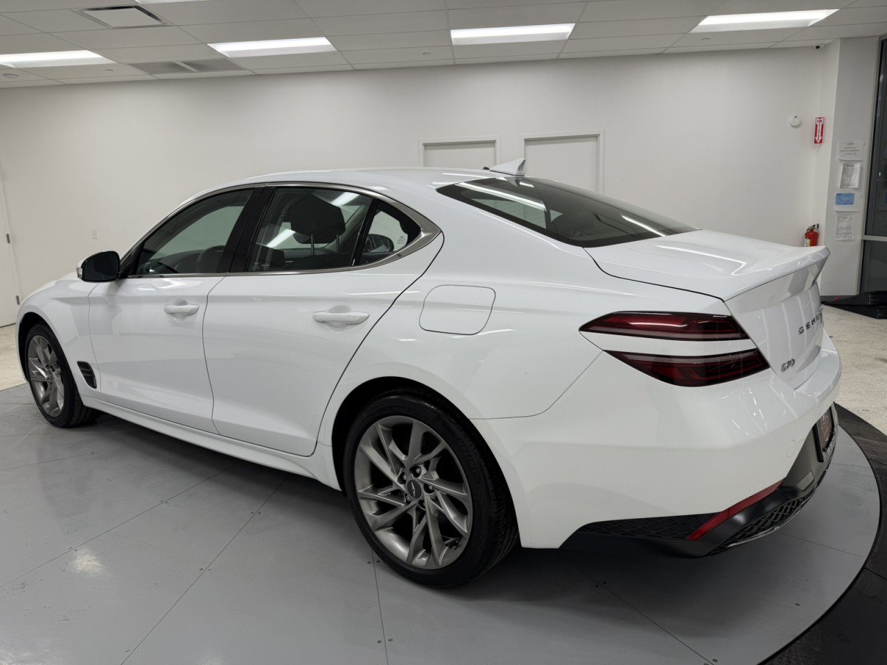 Used 2022 Genesis G70 2.0T image 6