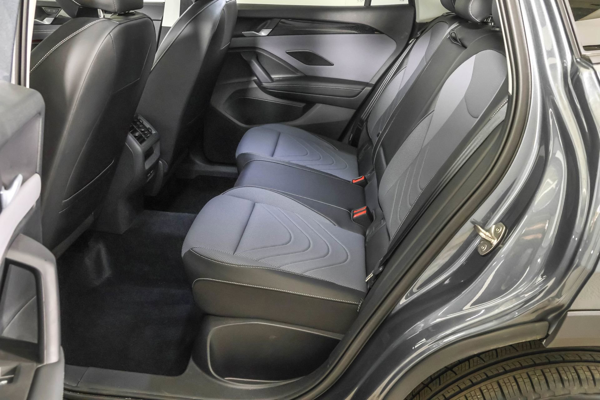 Used 2025 Volkswagen Tiguan SE w/ Panoramic Sunroof Package image 36