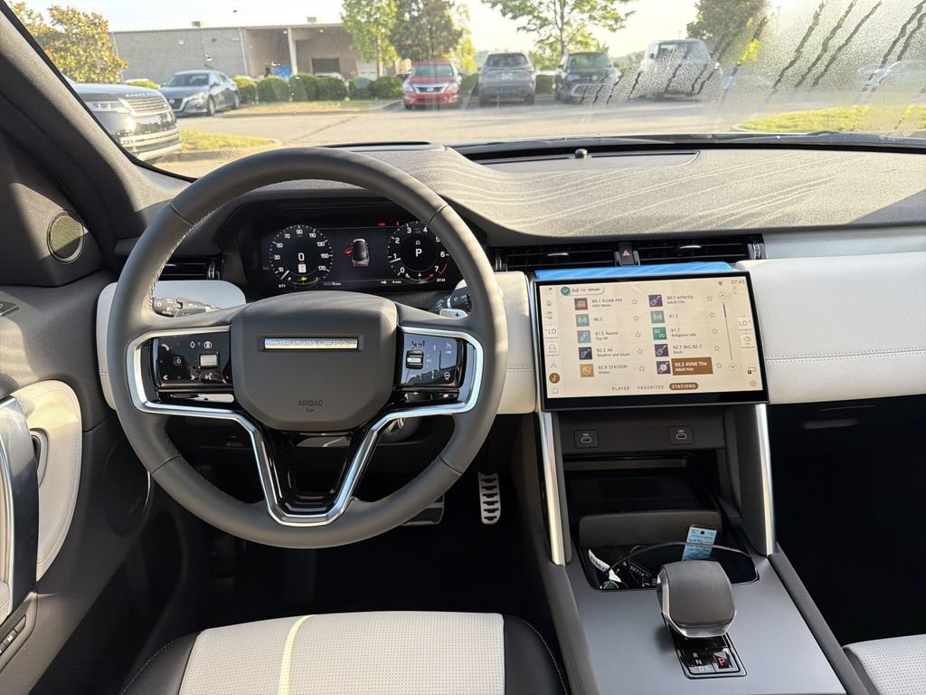 New 2026 Land Rover Discovery Sport Landmark AWD/4WD image 4