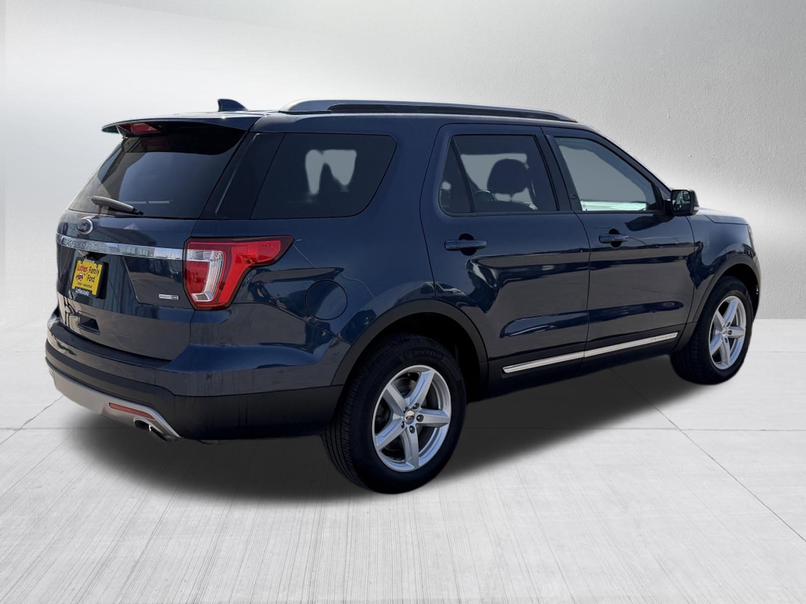 Used 2017 Ford Explorer XLT w/ Equipment Group 202A AWD/4WD image 7
