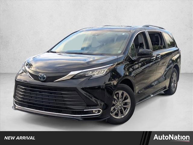 Certified 2023 Toyota Sienna XLE image 1