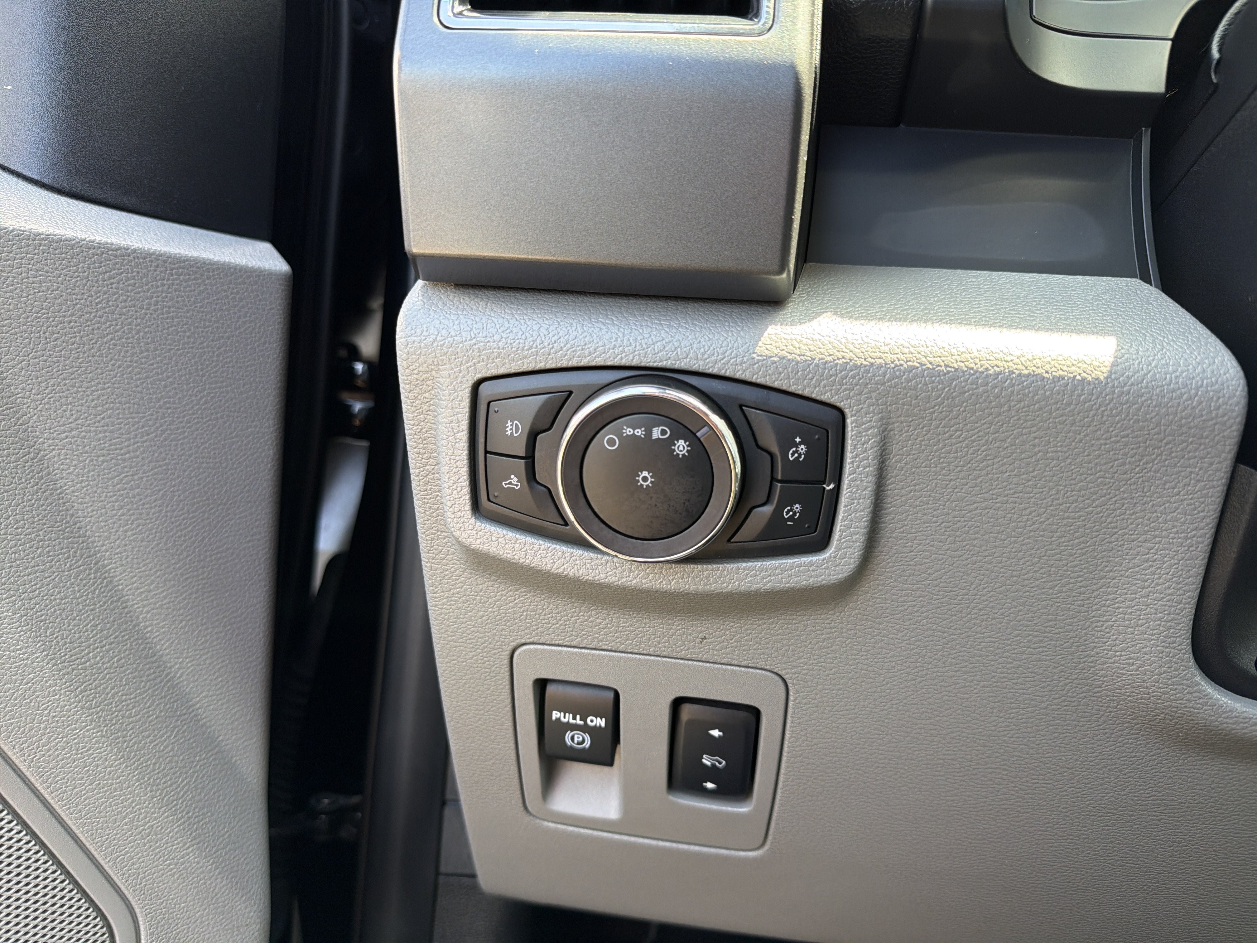 Used 2019 Ford F150 XLT w/ Equipment Group 302A Luxury AWD/4WD image 17