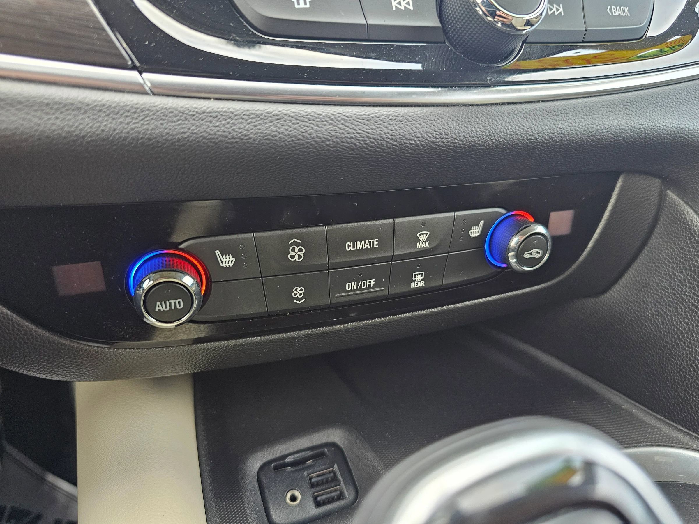 Used 2021 Buick Enclave Essence image 28