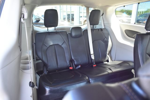 Used 2020 Chrysler Pacifica Touring-L FWD image 43