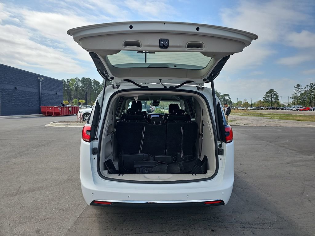 Used 2023 Chrysler Pacifica Touring-L image 17