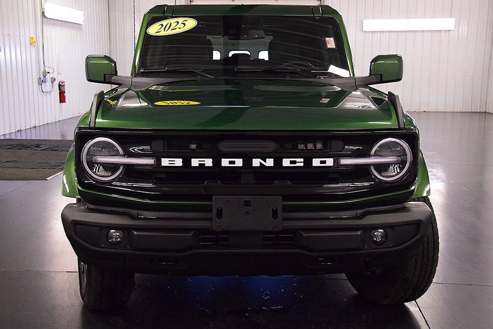 Used 2025 Ford Bronco Outer Banks image 2