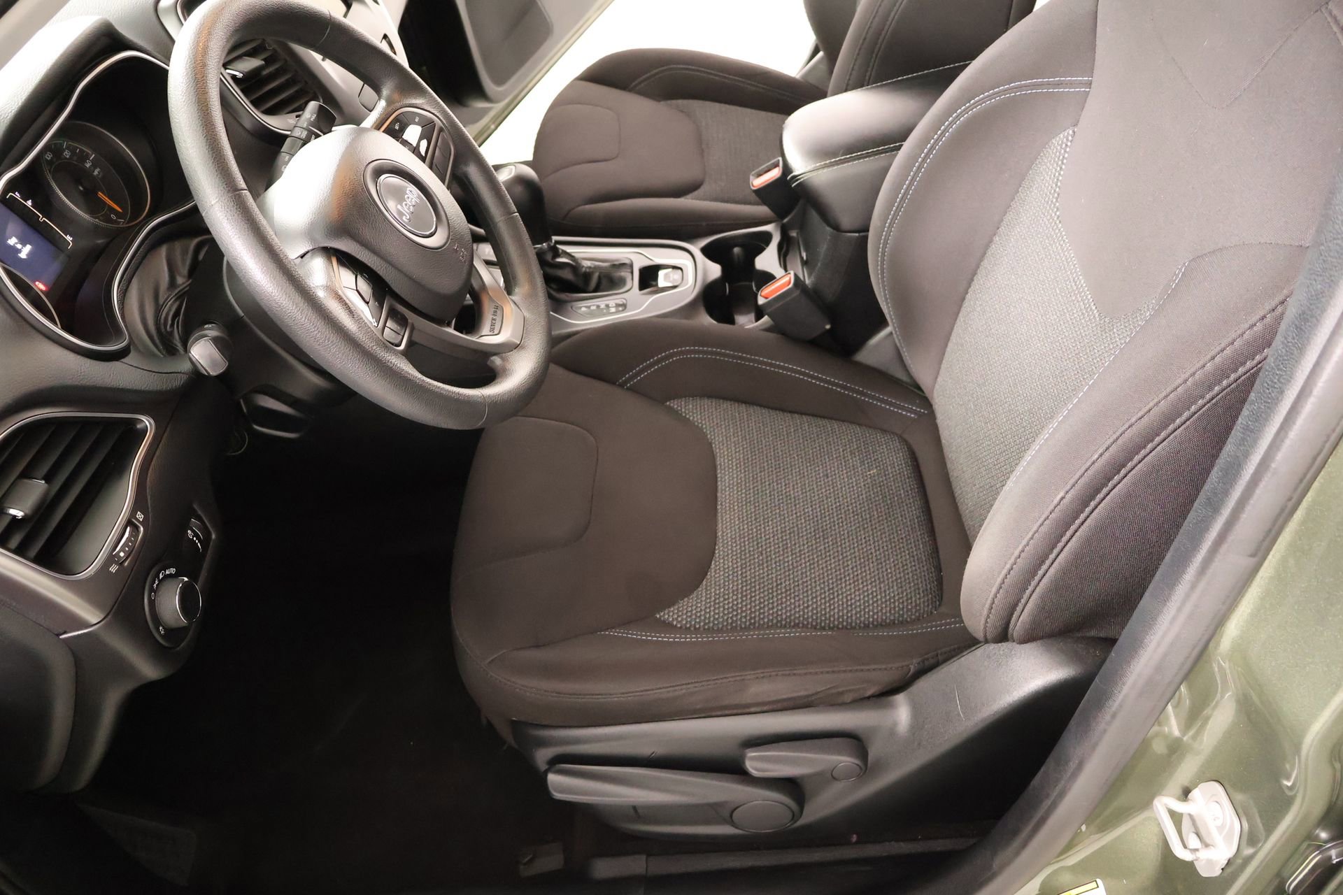 Used 2020 Jeep Cherokee Latitude FWD image 10