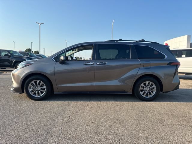 Used 2022 Toyota Sienna XLE FWD image 3