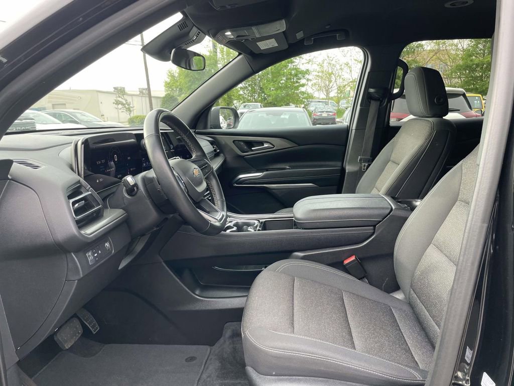 Used 2025 Chevrolet Traverse LT FWD image 15