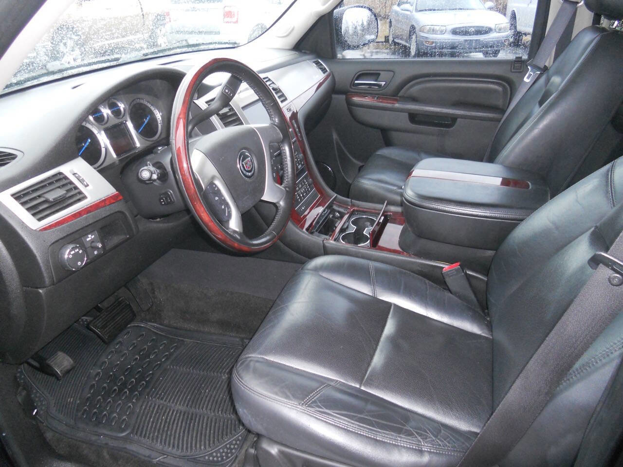 Used 2011 Cadillac Escalade Luxury image 11