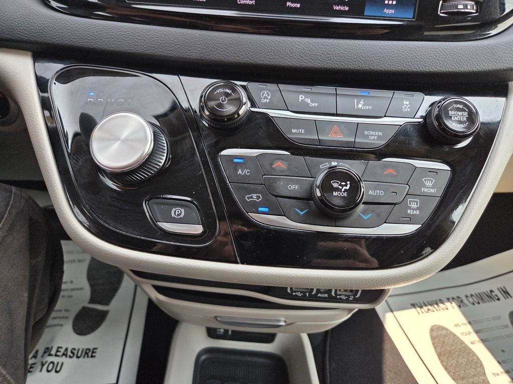 Used 2024 Chrysler Pacifica Touring-L FWD image 30