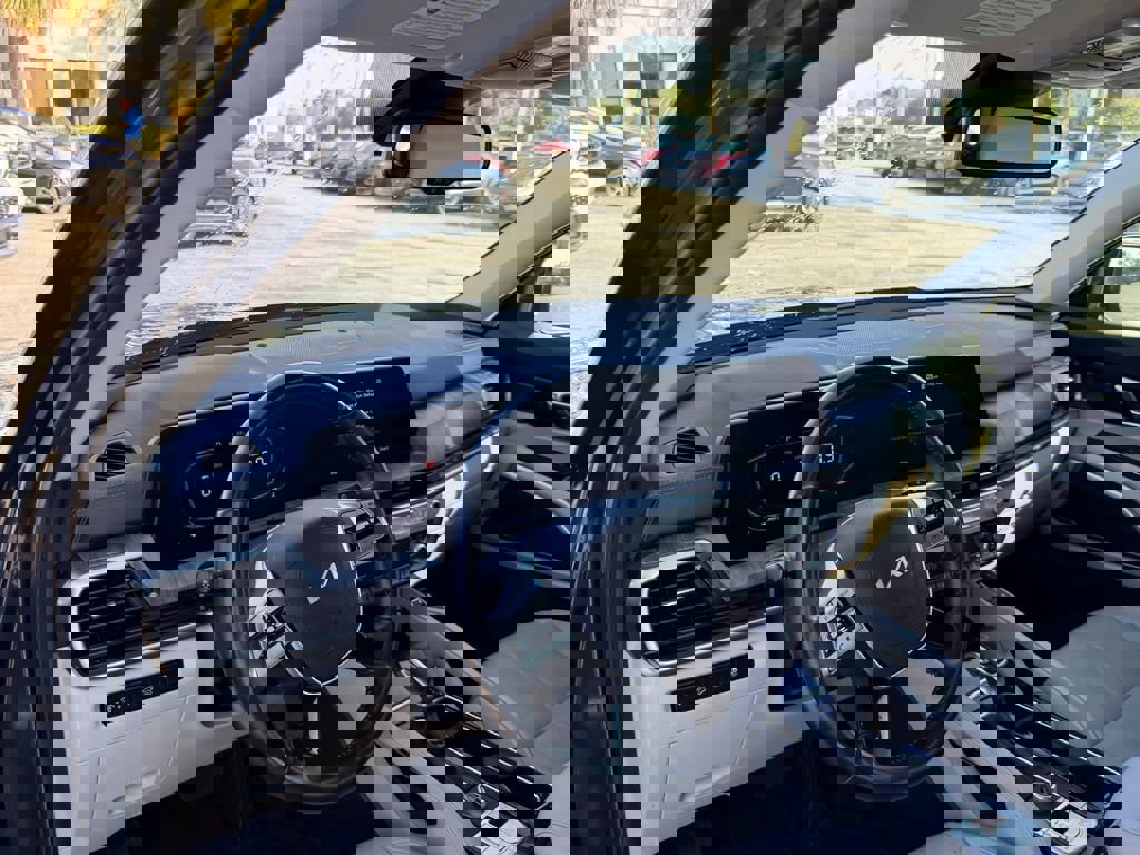 Used 2024 Kia Telluride EX w/ EX Captain's Chair Package image 20