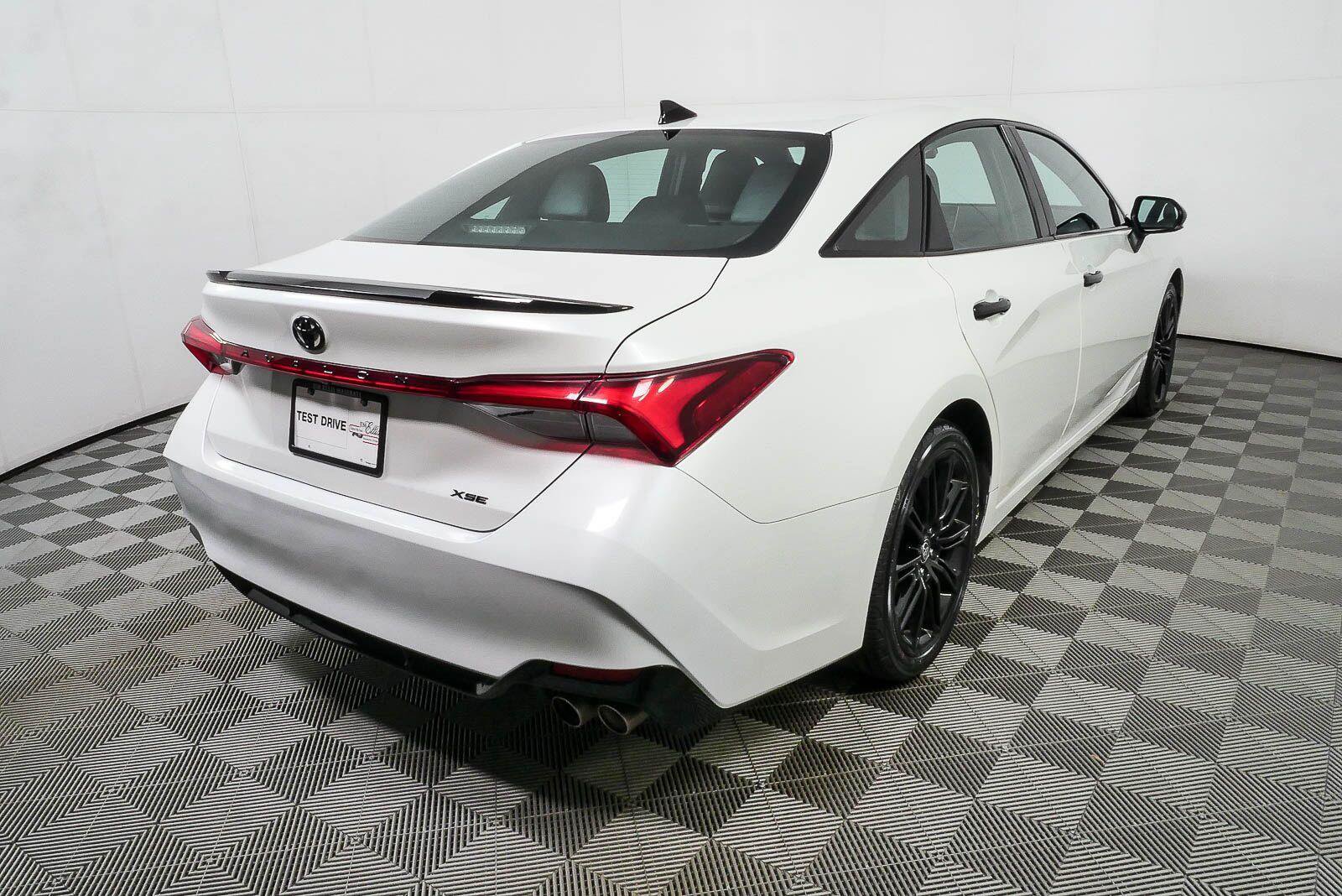 Used 2021 Toyota Avalon XSE FWD image 2