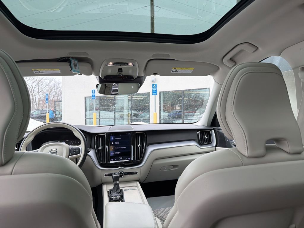 Used 2021 Volvo XC60 T5 Momentum image 23