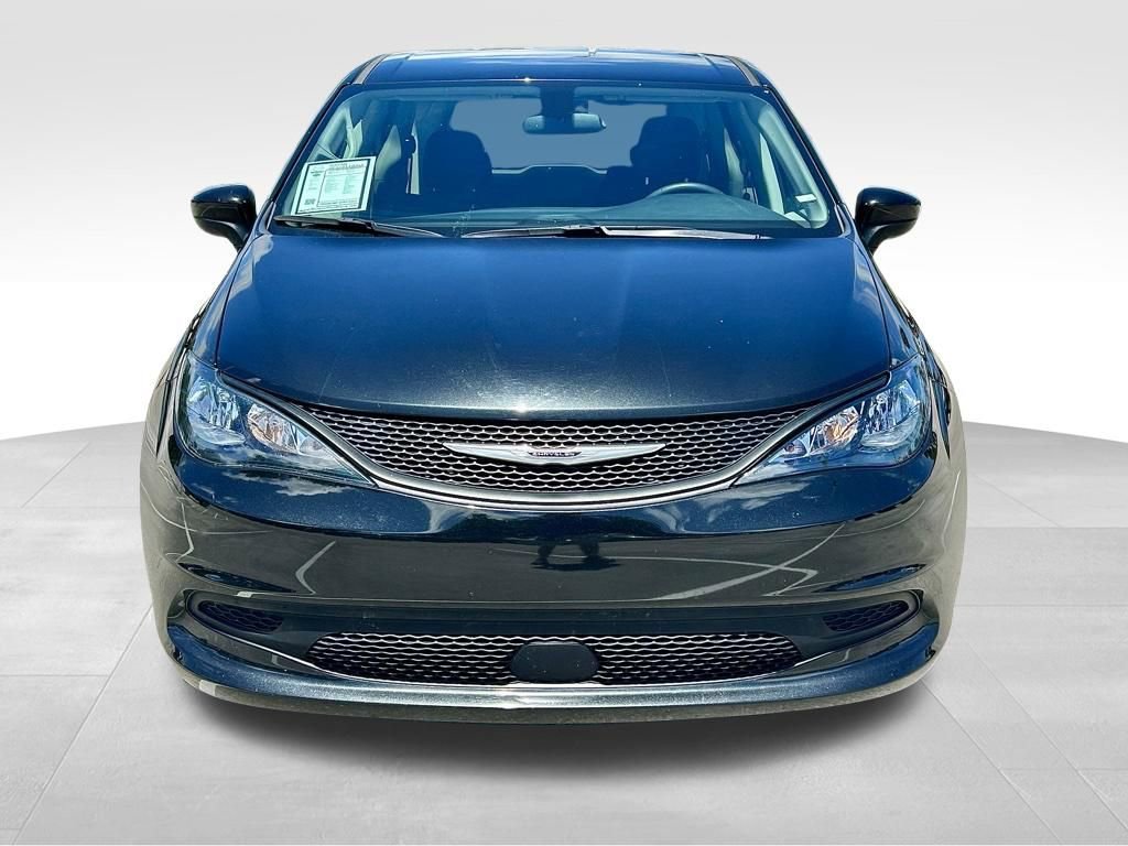 Used 2022 Chrysler Voyager LX FWD image 2