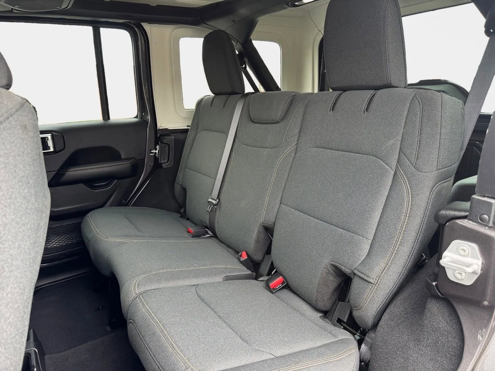 Used 2025 Jeep Wrangler Unlimited Sahara image 11