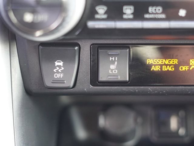 Used 2019 Toyota RAV4 XLE w/ Convenience Package FWD image 28