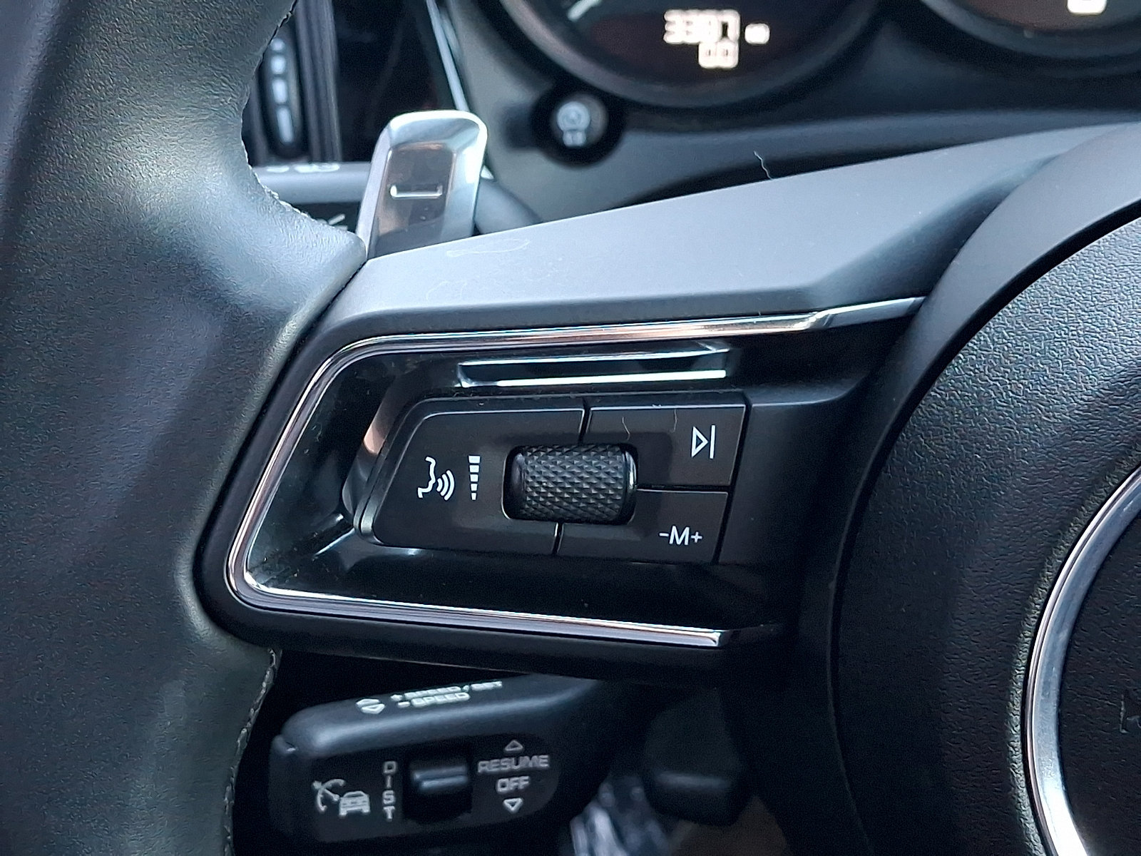 Certified 2025 Porsche Macan AWD/4WD image 25