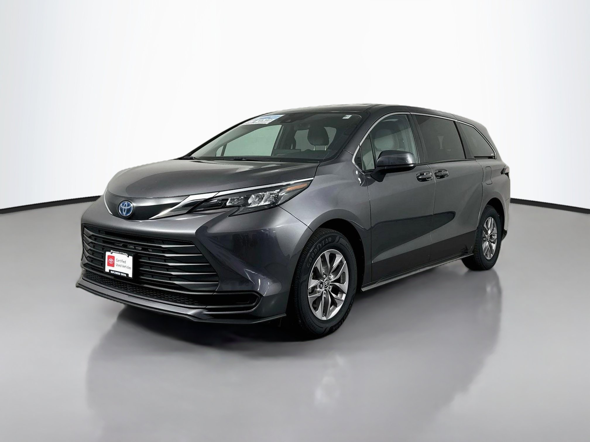 Certified 2025 Toyota Sienna LE FWD image 3