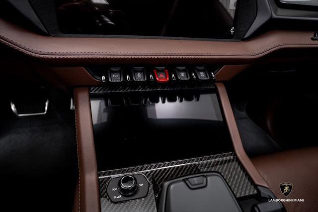 Used 2025 Lamborghini Urus SE image 29