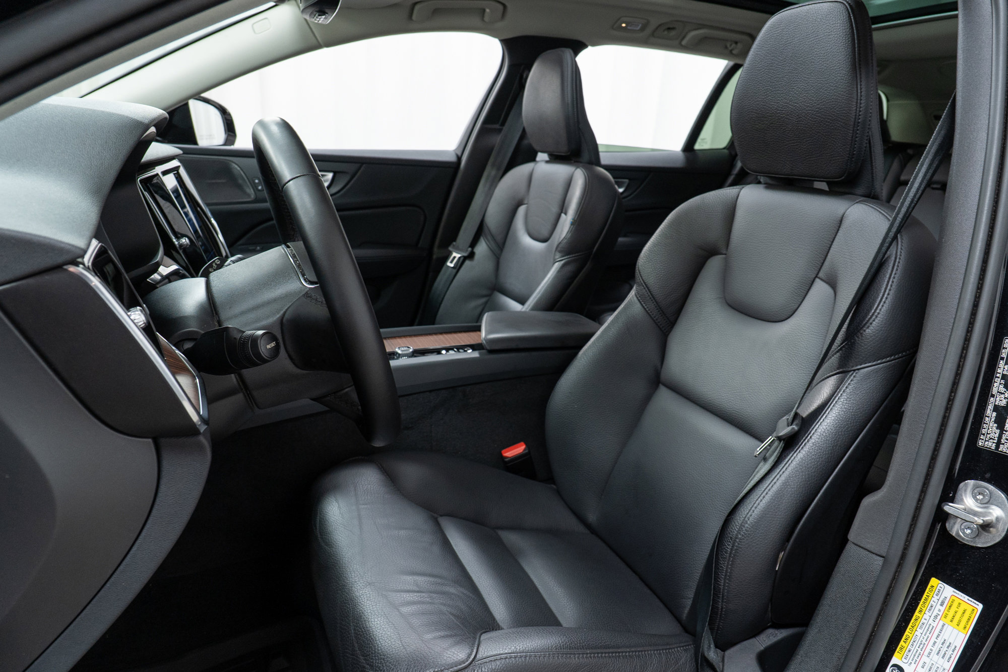 Used 2024 Volvo V60 B5 Cross Country Plus image 13