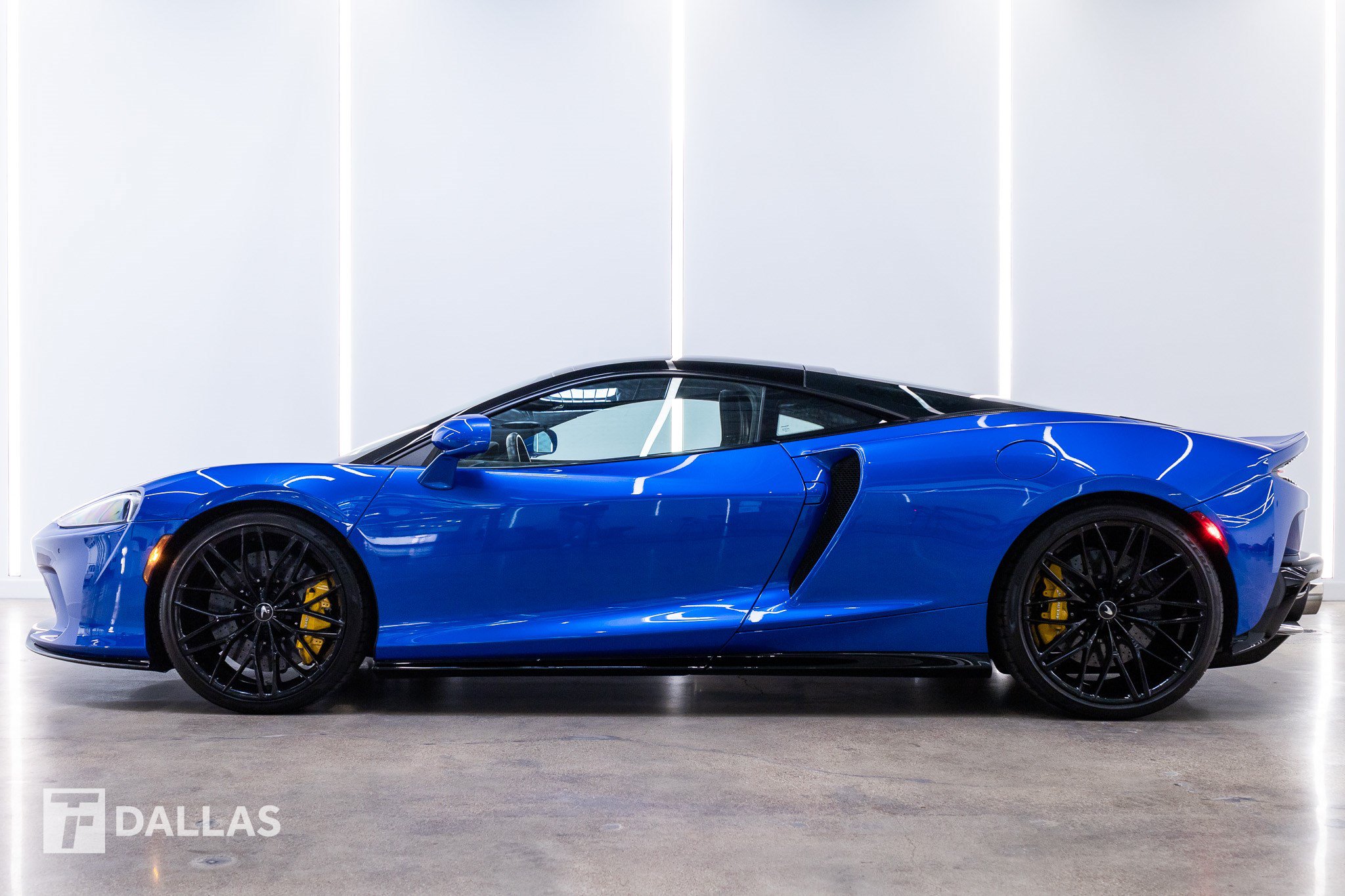 Used 2023 McLaren GT RWD image 1