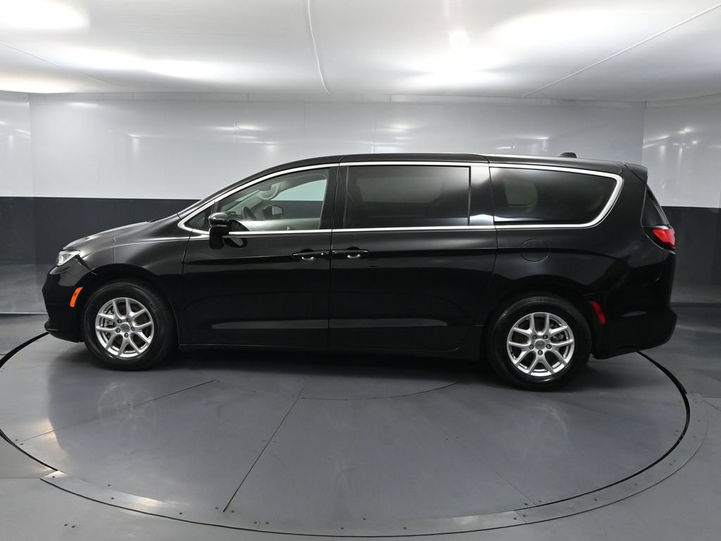 Used 2024 Chrysler Pacifica Touring-L FWD image 7