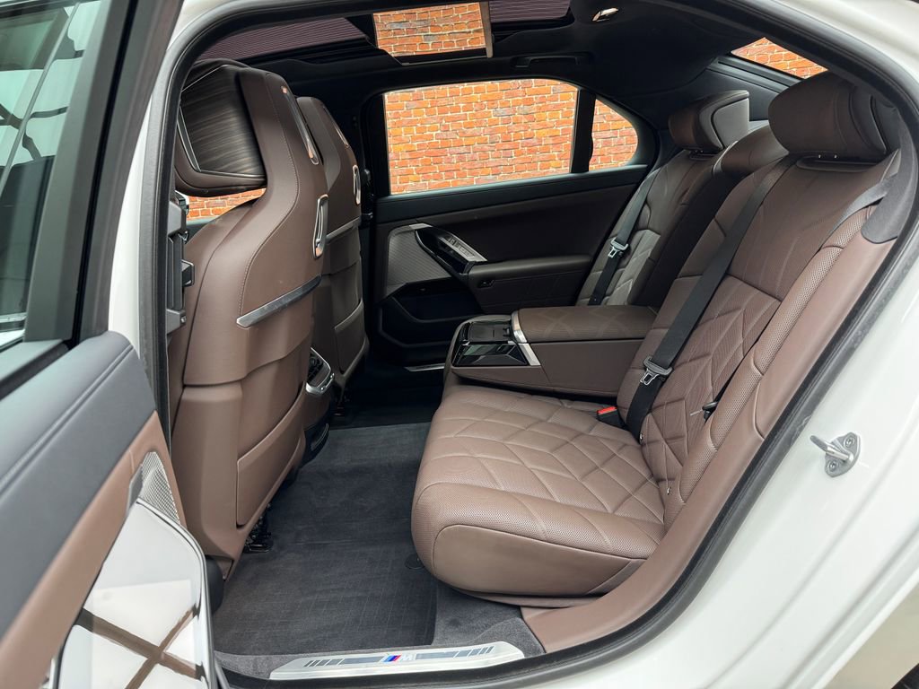 Certified 2025 BMW 760i xDrive w/ Luxury Rear Seating Package image 23