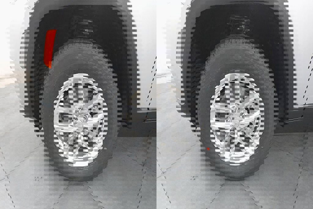 New 2025 Jeep Grand Cherokee L Laredo w/ Luxury Tech Group I image 30