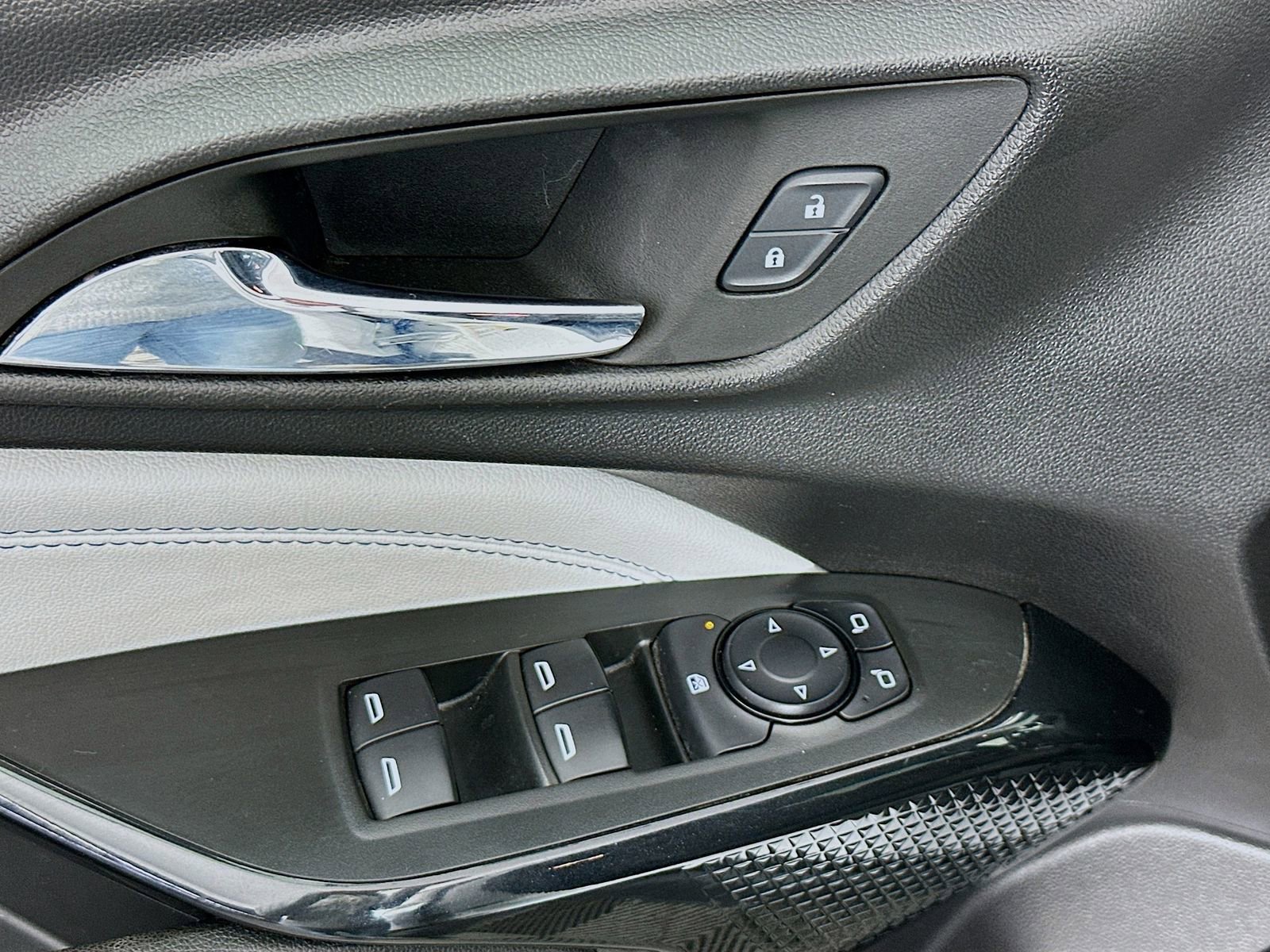 Used 2025 Chevrolet Trax LT FWD image 18