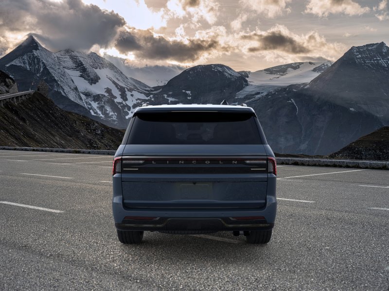 New 2026 Lincoln Navigator Reserve w/ Jet Appearance Package AWD/4WD image 5