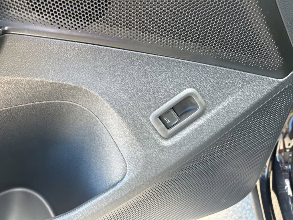 New 2025 Volkswagen Tiguan SE image 14