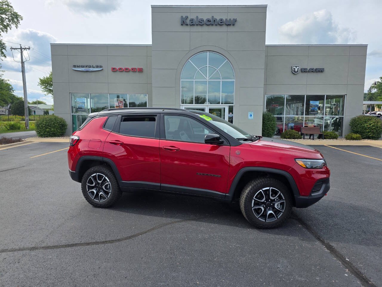 Used 2025 Jeep Compass Trailhawk w/ Trailhawk Elite Group AWD/4WD image 2