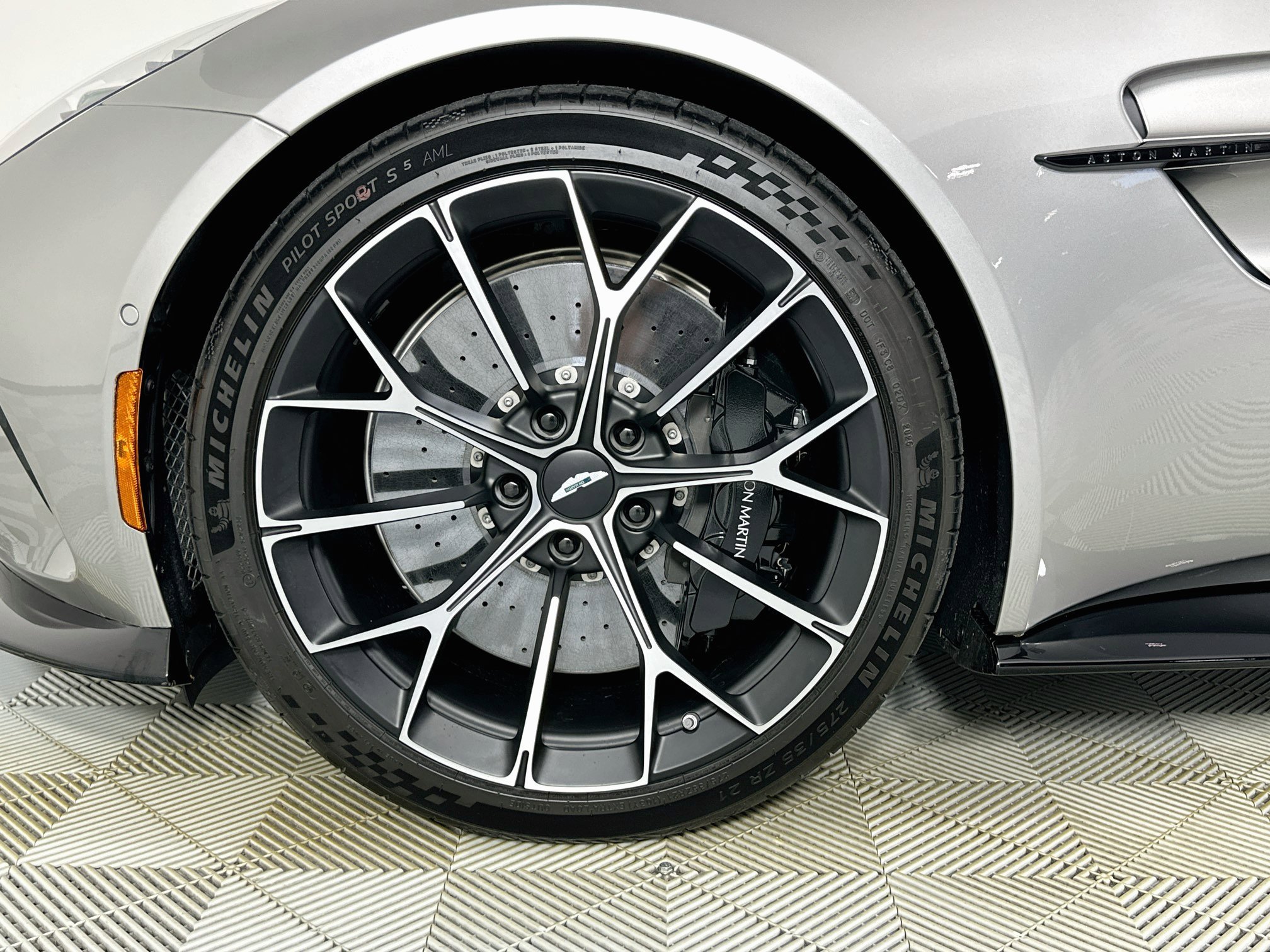 Used 2026 Aston Martin V8 Vantage Coupe RWD image 4
