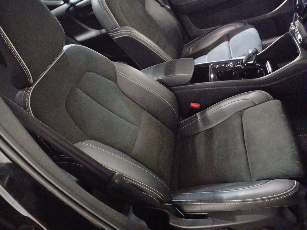 Used 2022 Volvo XC40 T5 R-Design image 26