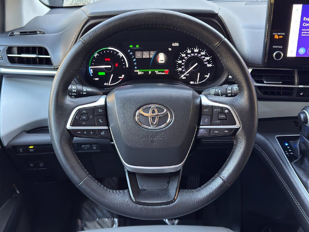 Used 2025 Toyota Sienna XLE FWD image 23