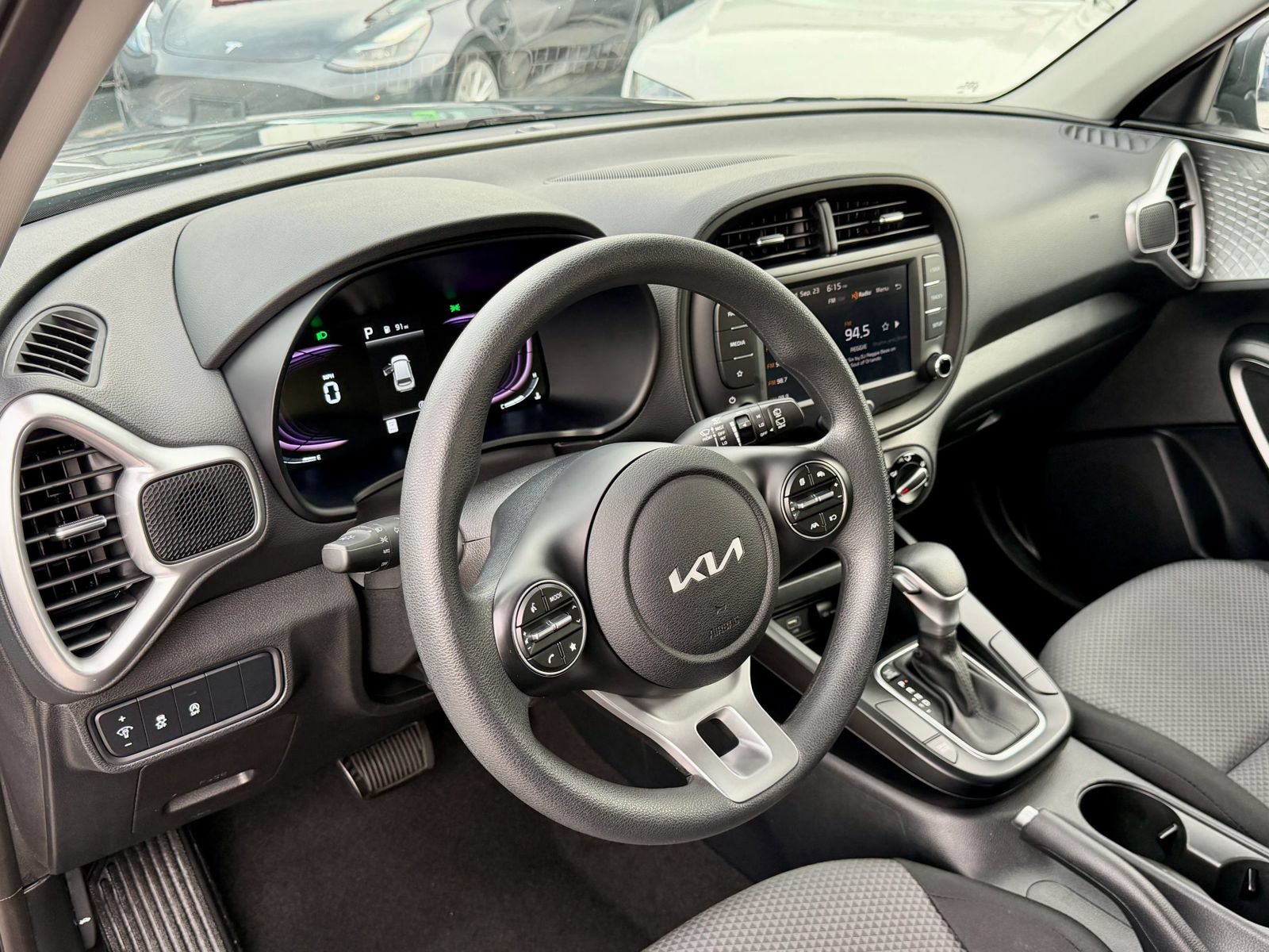 Used 2025 Kia Soul LX w/ LX Technology Package FWD image 11