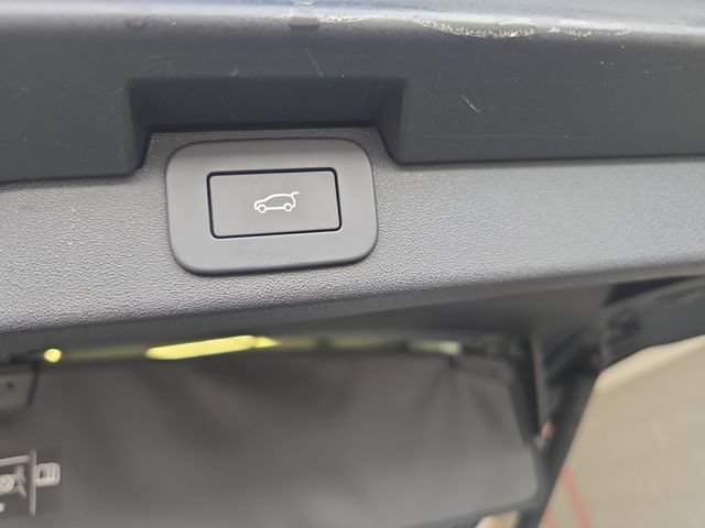 Certified 2025 Land Rover Discovery S AWD/4WD image 17