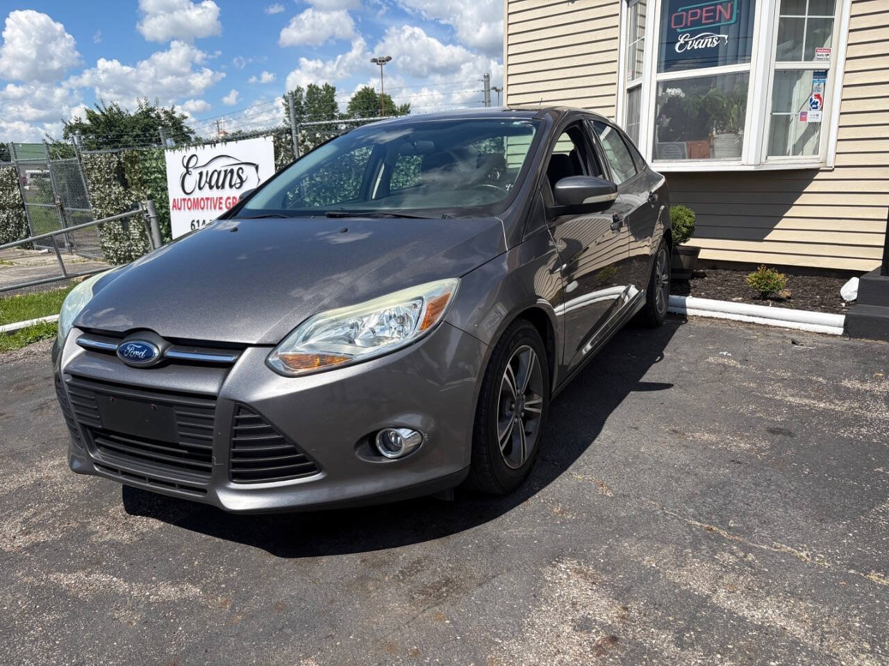 Used 2014 Ford Focus SE w/ SE Sport Package FWD image 3