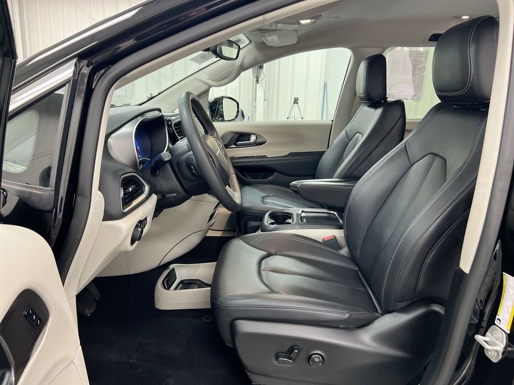 Used 2024 Chrysler Pacifica Touring-L image 19