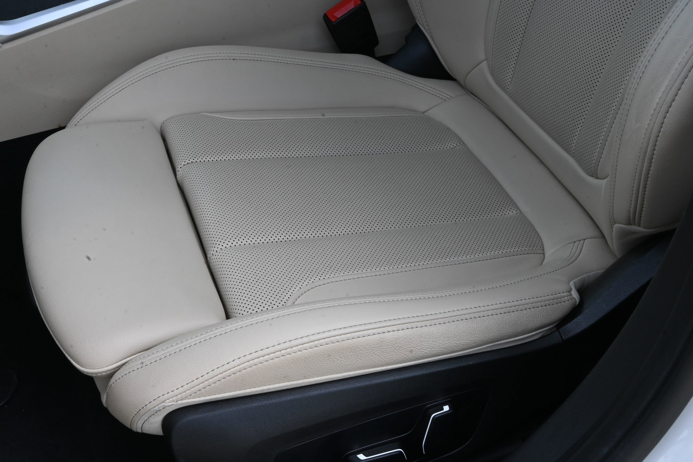 Certified 2024 BMW 330i Sedan w/ Convenience Package image 29